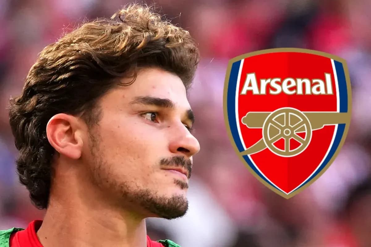 Jugador de Arsenal en primer plano con escudo Jugador de Arsenal en primer plano con escudo