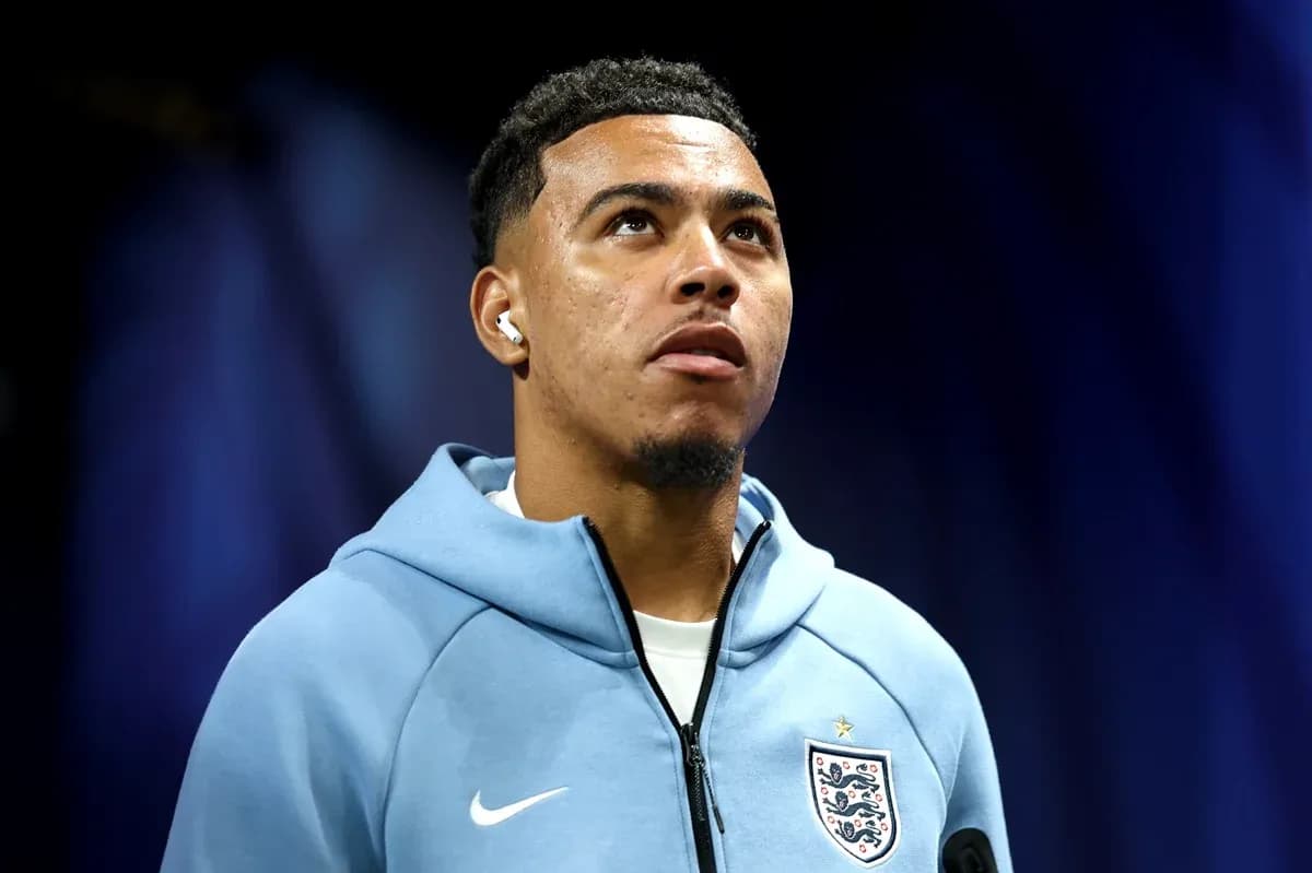 Jugador de Inglaterra mirando hacia arriba antes del partido Jugador de Inglaterra mirando hacia arriba antes del partido