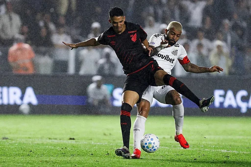 Jugador de Athletico Paranaense defendiendo ante jugador de Santos Jugador de Athletico Paranaense defendiendo ante jugador de Santos