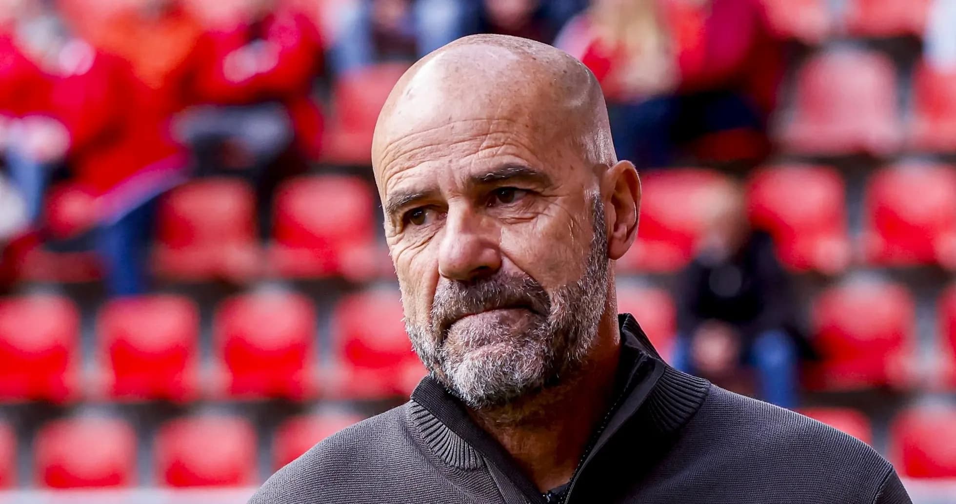 Entrenador en el campo antes del partido Entrenador en el campo antes del partido