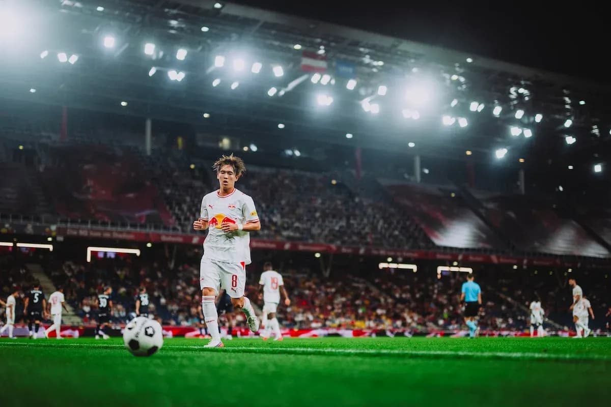 Jugador de Red Bull Salzburg en el campo Jugador de Red Bull Salzburg en el campo