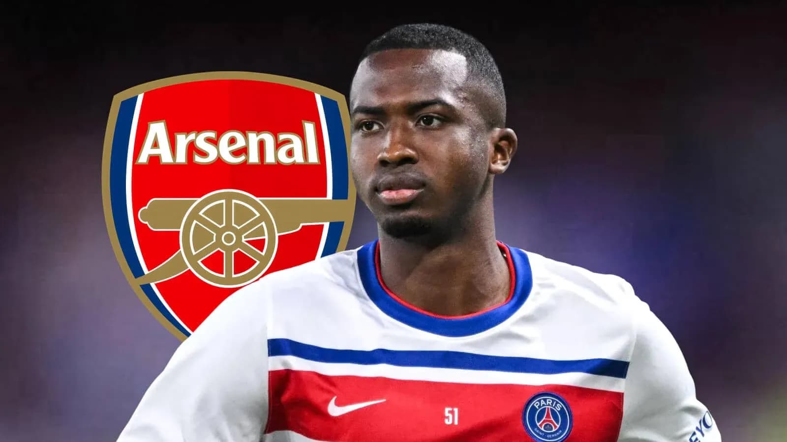 Jugador de PSG con escudo de Arsenal de fondo Jugador de PSG con escudo de Arsenal de fondo