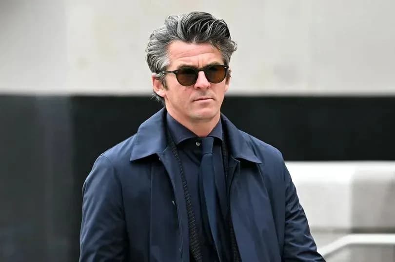 Hombre con gafas de sol caminando con chaqueta azul Hombre con gafas de sol caminando con chaqueta azul