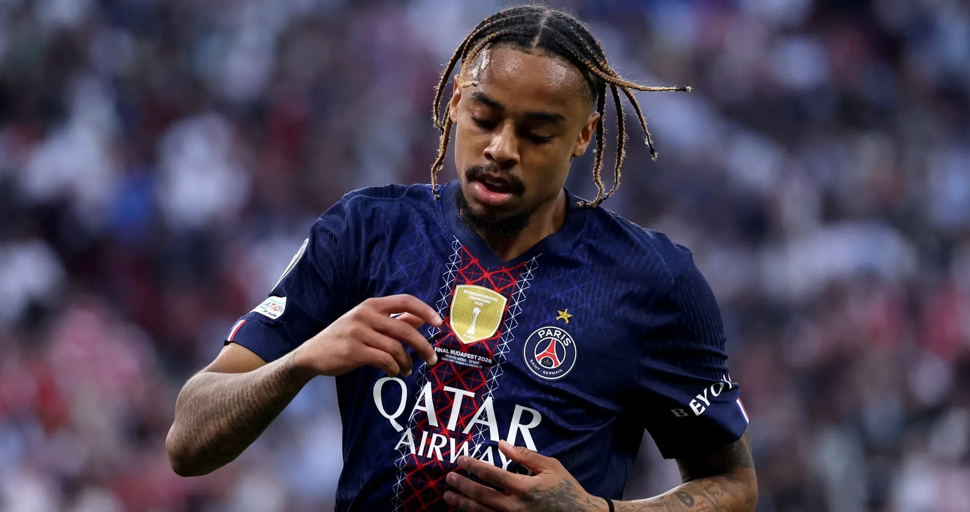 Jugador de PSG tocando el escudo en su camiseta Jugador de PSG tocando el escudo en su camiseta