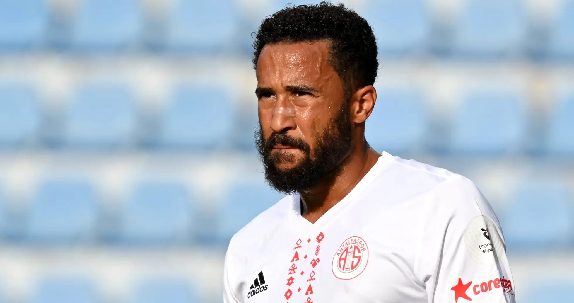 Jugador de Antalya Spor en el campo durante partido Jugador de Antalya Spor en el campo durante partido
