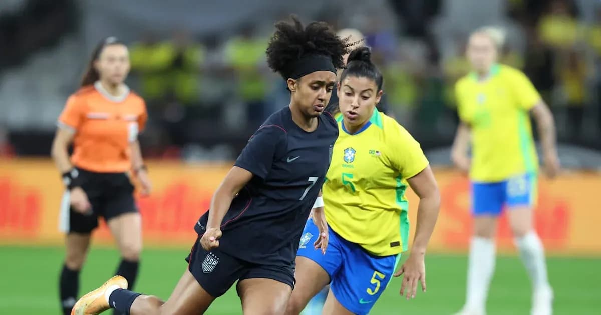 Jugadoras de Estados Unidos y Brasil compitiendo por el balón Jugadoras de Estados Unidos y Brasil compitiendo por el balón