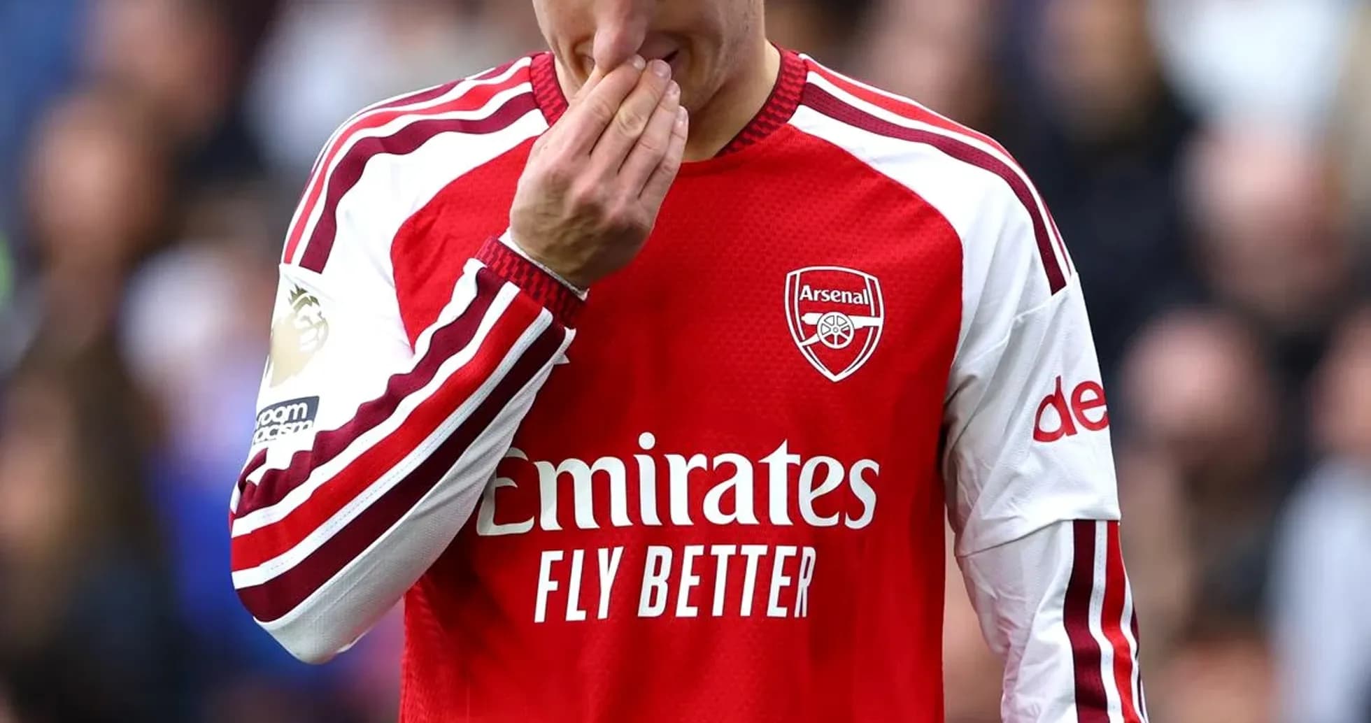 Jugador de Arsenal tocándose la nariz durante el partido Jugador de Arsenal tocándose la nariz durante el partido