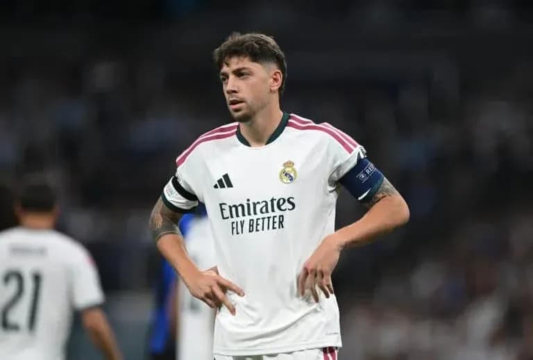 Jugador de Real Madrid con camiseta blanca en el campo Jugador de Real Madrid con camiseta blanca en el campo