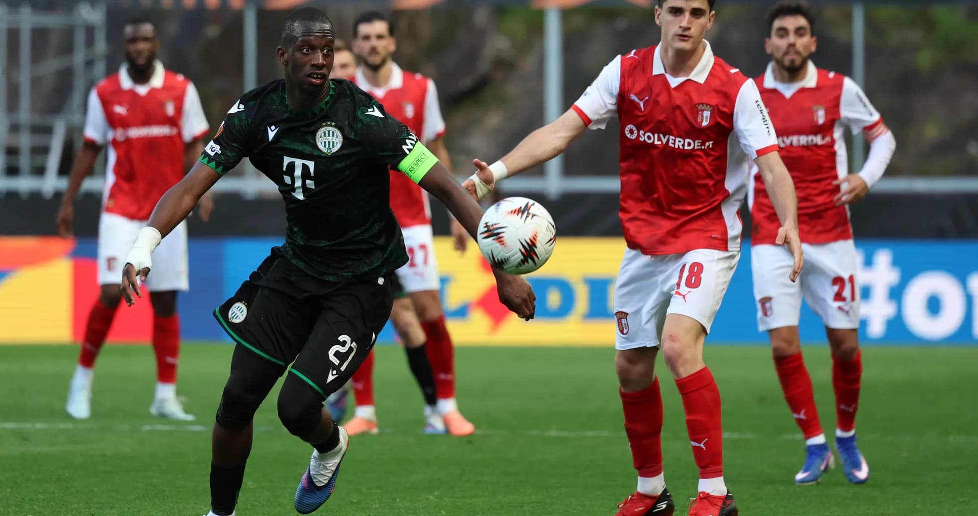 Jugador de Ferencvarosi TC con balón en partido Jugador de Ferencvarosi TC con balón en partido