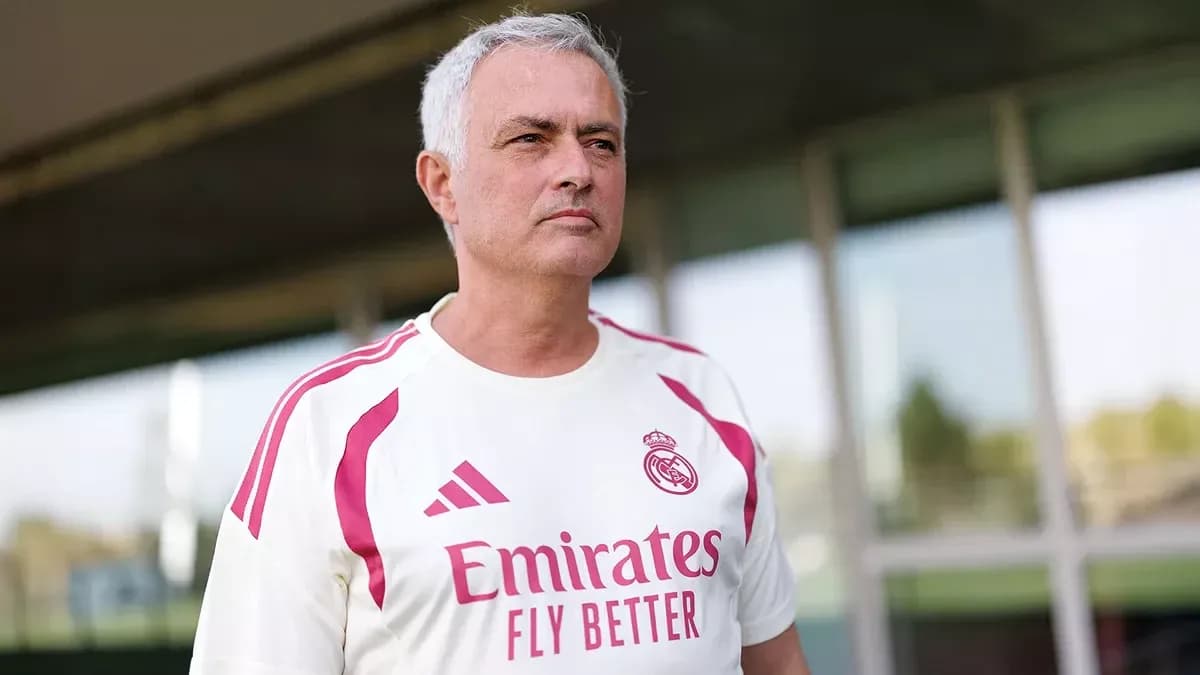Entrenador en camiseta del Real Madrid en campo Entrenador en camiseta del Real Madrid en campo