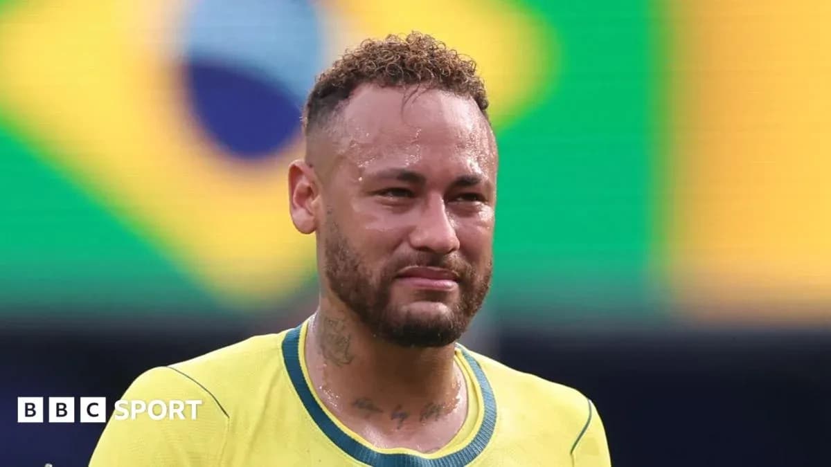 Jugador con camiseta amarilla de Brasil en el campo Jugador con camiseta amarilla de Brasil en el campo