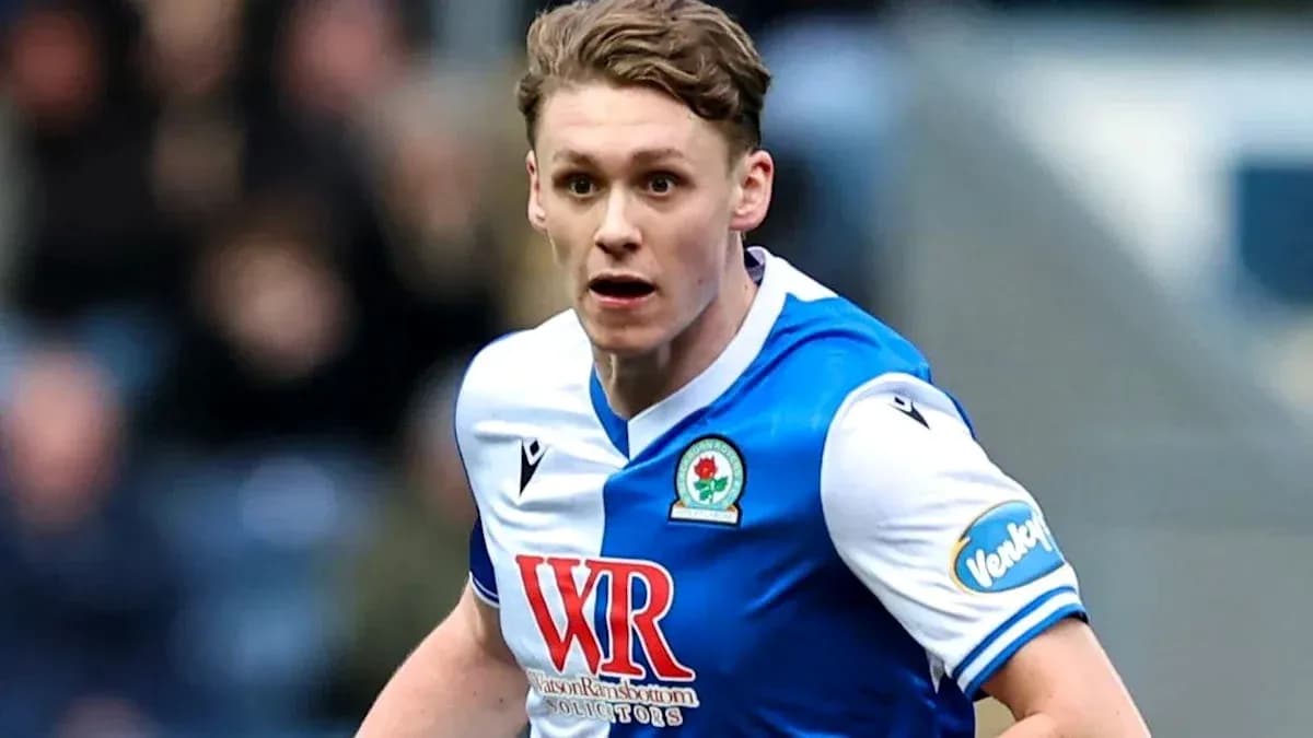 Jugador de Blackburn Rovers corriendo en el campo Jugador de Blackburn Rovers corriendo en el campo