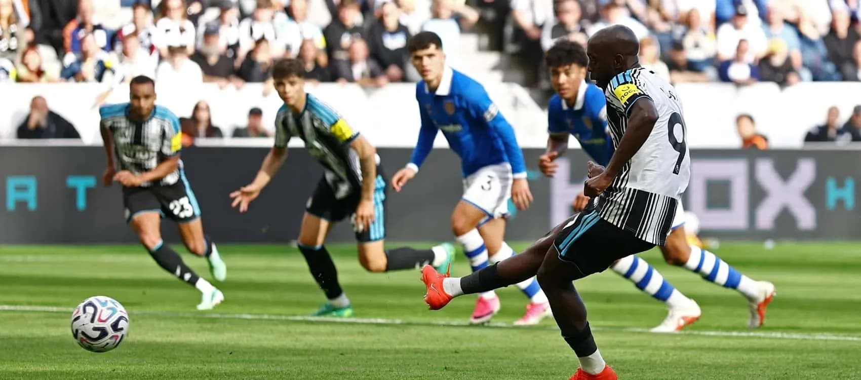 Jugador ejecutando un penalti en el partido Jugador ejecutando un penalti en el partido