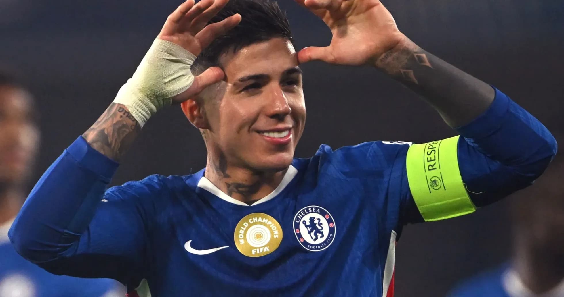Jugador de Chelsea celebrando con gesto en el campo Jugador de Chelsea celebrando con gesto en el campo