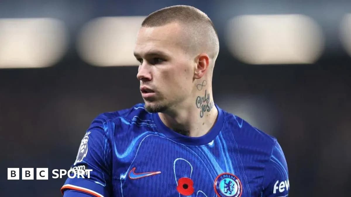 Jugador de Chelsea en uniforme azul durante partido Jugador de Chelsea en uniforme azul durante partido