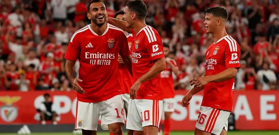 Jugadores de Benfica celebrando un gol Jugadores de Benfica celebrando un gol