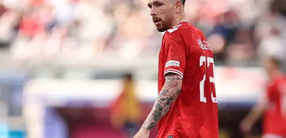 Jugador con camiseta roja en el campo de fútbol Jugador con camiseta roja en el campo de fútbol