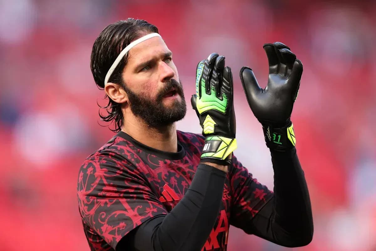 Portero con guantes preparándose antes del partido Portero con guantes preparándose antes del partido