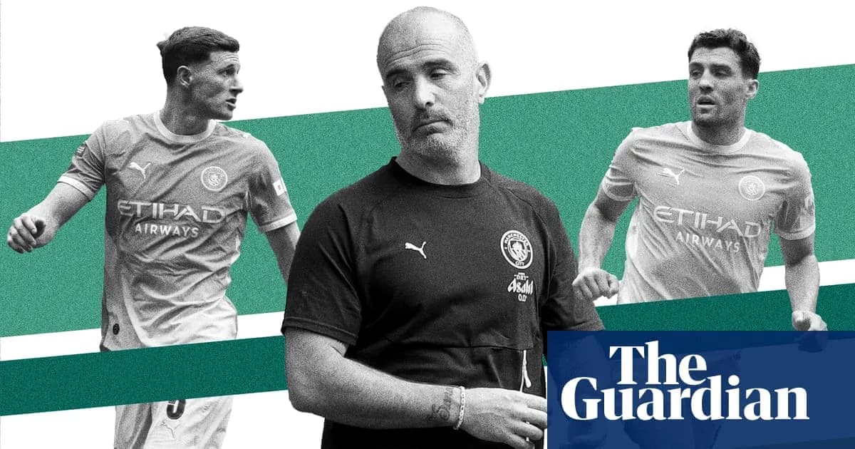Entrenador supervisando a dos jugadores de Manchester City Entrenador supervisando a dos jugadores de Manchester City