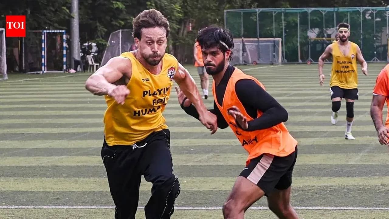Dos jugadores corriendo en entrenamiento de fútbol Dos jugadores corriendo en entrenamiento de fútbol