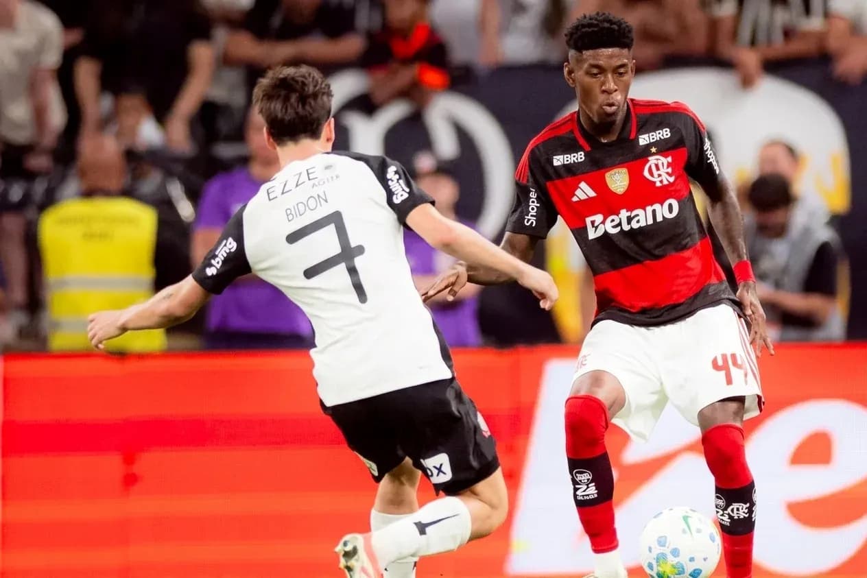 Jugadores de Flamengo y Corinthians en acción Jugadores de Flamengo y Corinthians en acción