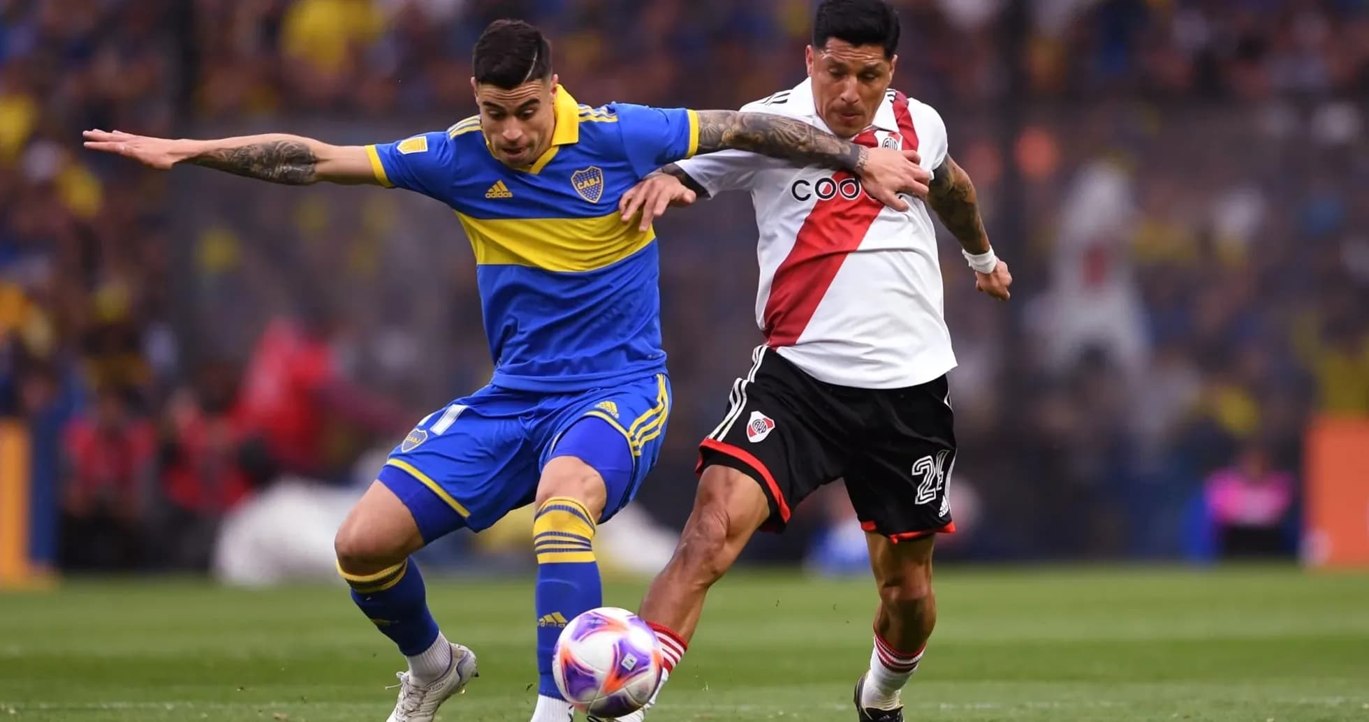 Jugador de Boca Juniors luchando por el balón Jugador de Boca Juniors luchando por el balón