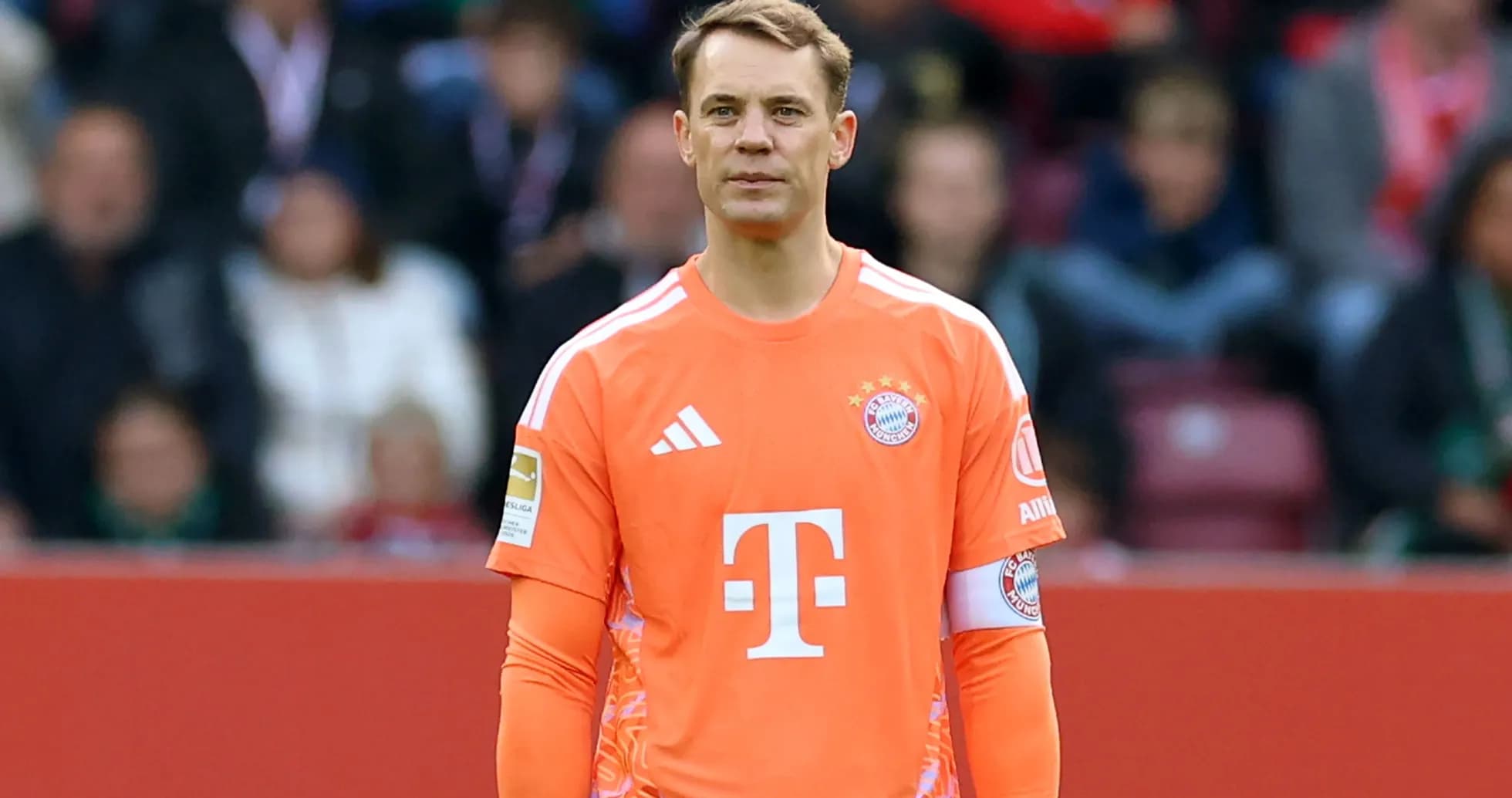 Portero de Bayern Múnich en uniforme naranja durante el partido Portero de Bayern Múnich en uniforme naranja durante el partido