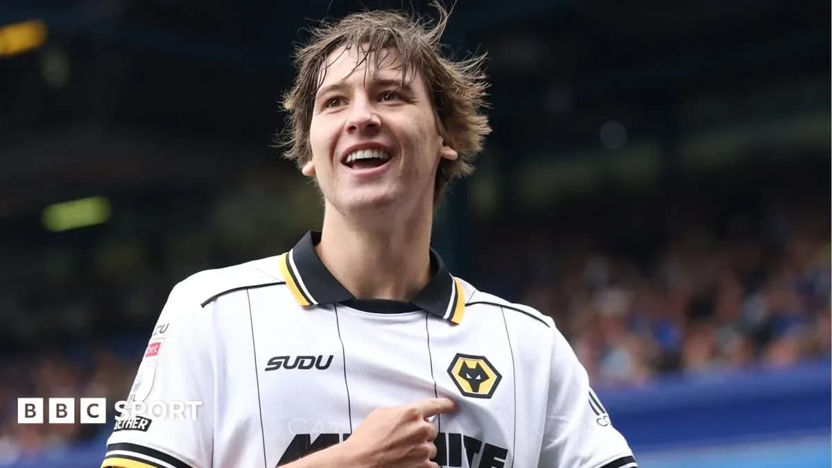 Jugador del Wolverhampton celebrando un gol en el campo Jugador del Wolverhampton celebrando un gol en el campo