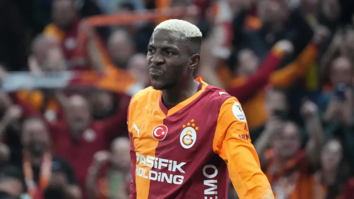 Jugador de Galatasaray celebrando con afición Jugador de Galatasaray celebrando con afición