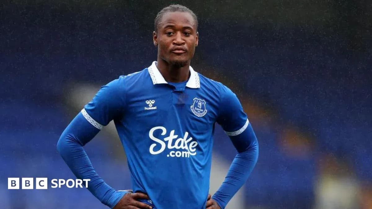 Jugador de Everton posando en campo de entrenamiento Jugador de Everton posando en campo de entrenamiento