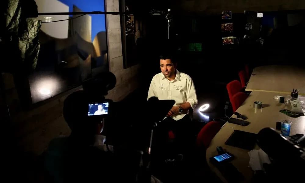 Entrevista a un hombre en un entorno iluminado Entrevista a un hombre en un entorno iluminado