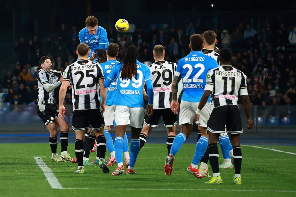 Jugador de Napoli saltando para cabecear el balón Jugador de Napoli saltando para cabecear el balón