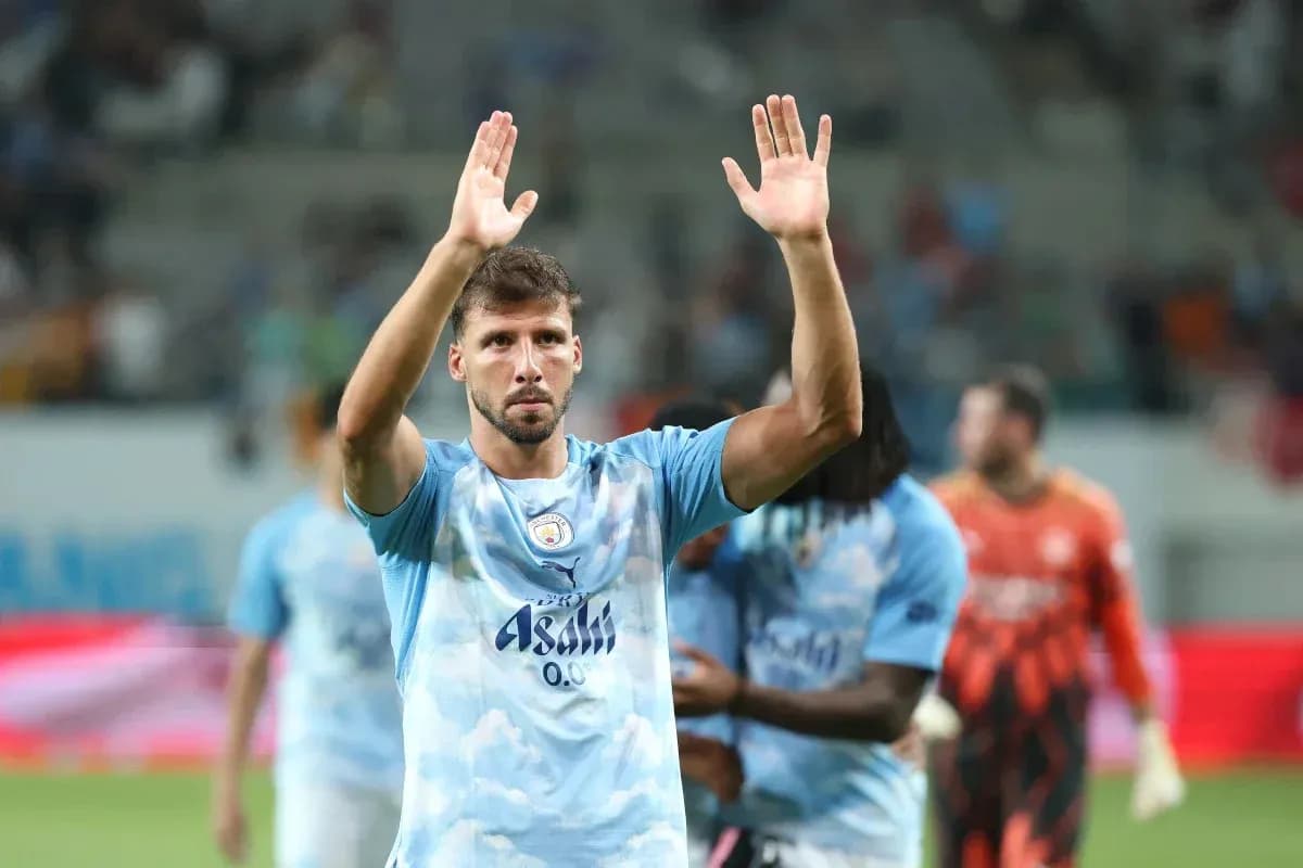 Jugador de Manchester City saludando al público Jugador de Manchester City saludando al público