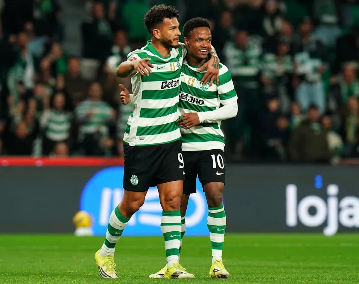 Jugadores de Sporting celebrando en el campo Jugadores de Sporting celebrando en el campo