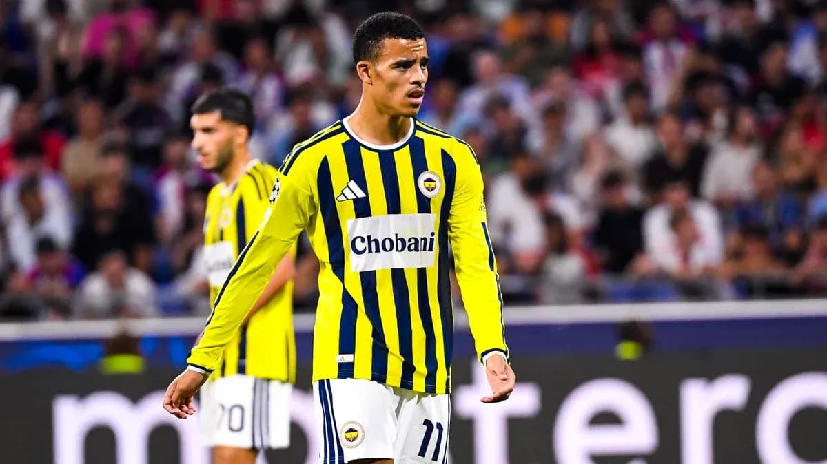 Jugador de Fenerbahçe en partido de Champions League Jugador de Fenerbahçe en partido de Champions League