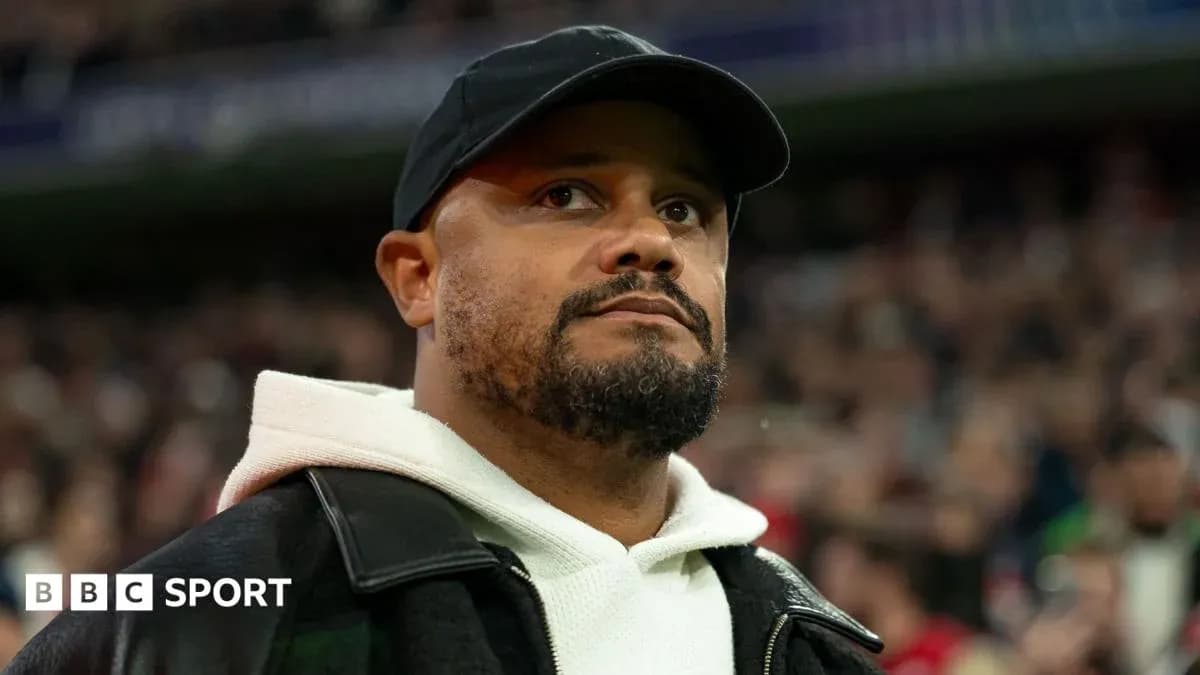 Hombre con gorra en evento deportivo lleno de gente Hombre con gorra en evento deportivo lleno de gente