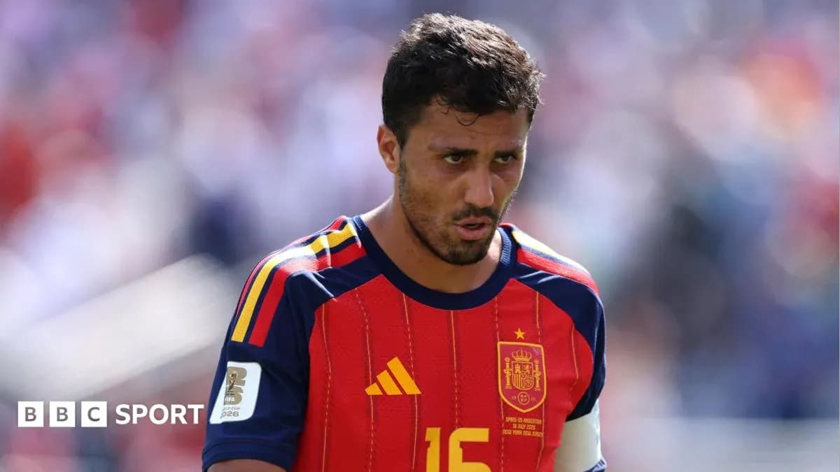 Jugador de España con camiseta roja en el campo Jugador de España con camiseta roja en el campo