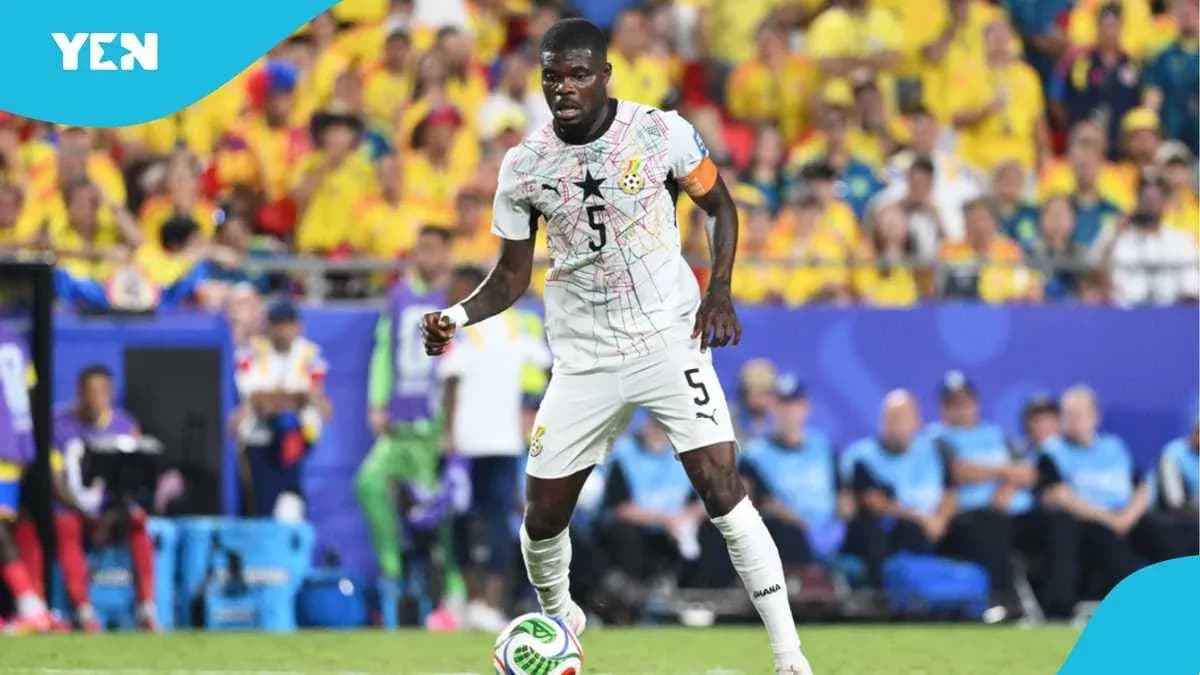 Jugador de Ghana con balón en el campo de juego Jugador de Ghana con balón en el campo de juego