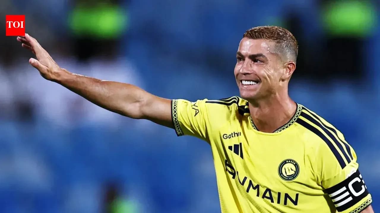 Jugador saludando desde el campo durante el partido Jugador saludando desde el campo durante el partido