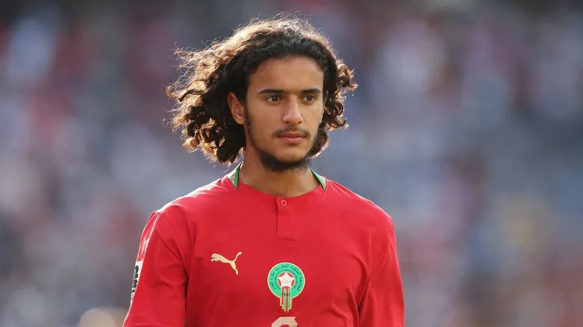 Jugador con camiseta de Marruecos en el campo Jugador con camiseta de Marruecos en el campo