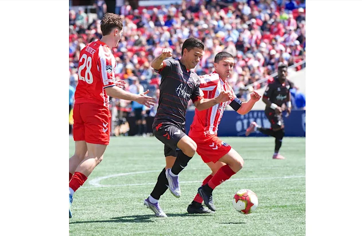 Jugador de Vancouver FC en acción contra Atlético Ottawa Jugador de Vancouver FC en acción contra Atlético Ottawa
