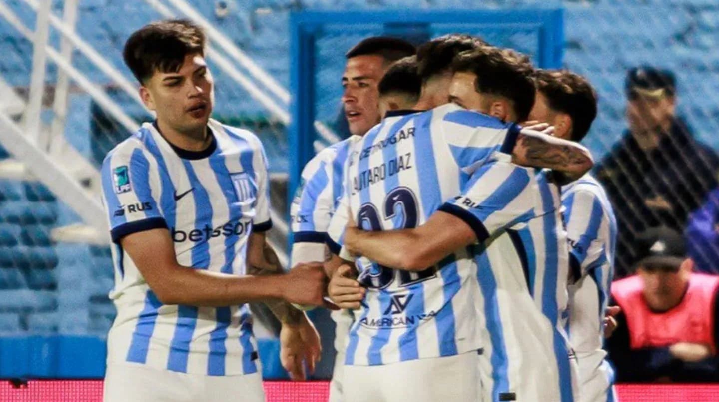 Jugadores de Racing Club celebrando un gol Jugadores de Racing Club celebrando un gol