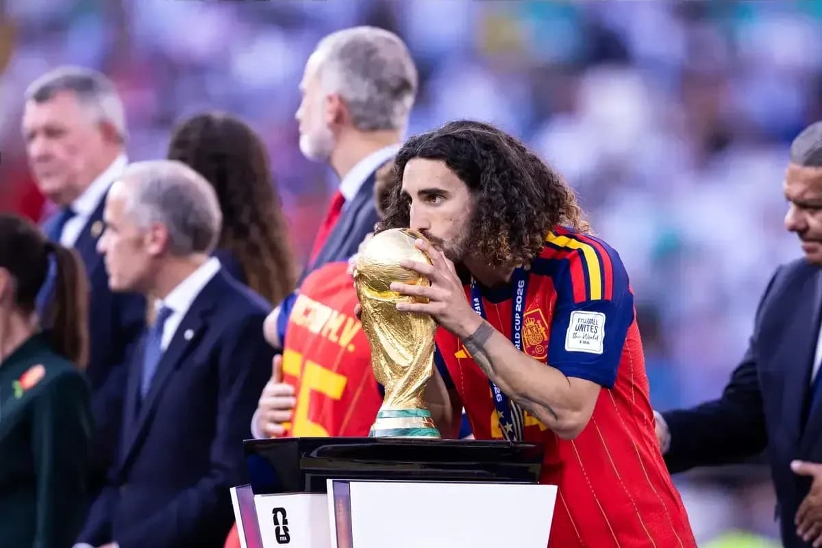 Jugador besando la Copa del Mundo en el podio Jugador besando la Copa del Mundo en el podio