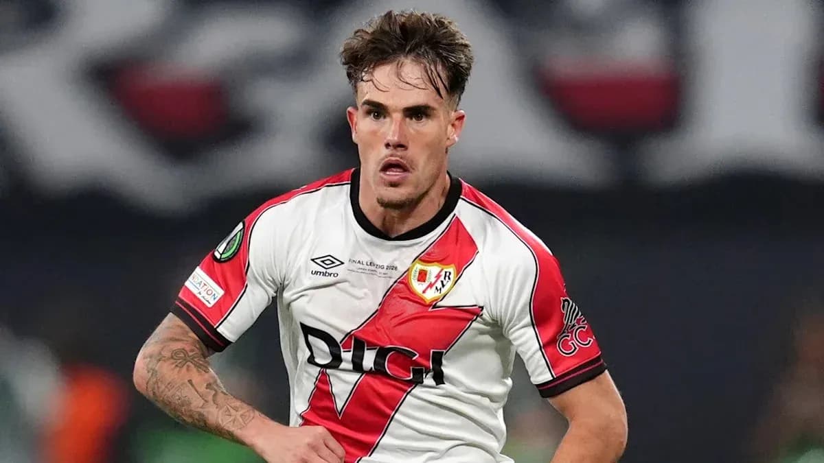 Jugador de Rayo Vallecano corriendo durante un partido Jugador de Rayo Vallecano corriendo durante un partido
