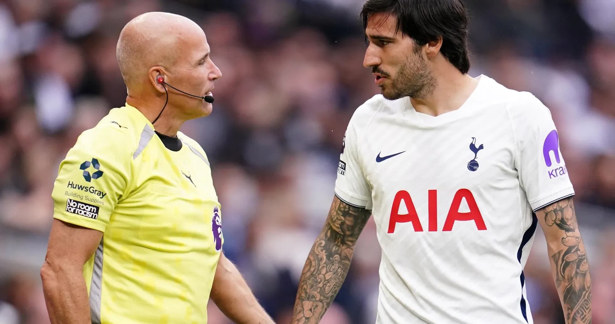 Jugador de Tottenham discutiendo con el árbitro Jugador de Tottenham discutiendo con el árbitro