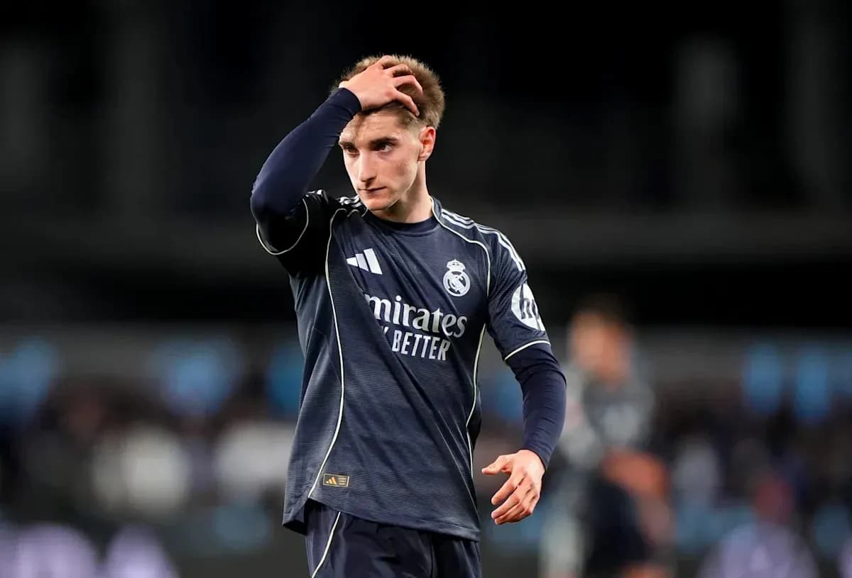 Jugador de Real Madrid con mano en la cabeza Jugador de Real Madrid con mano en la cabeza