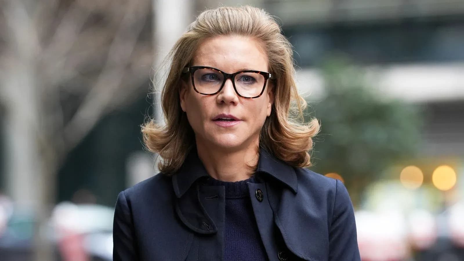 Mujer con gafas en un entorno urbano Mujer con gafas en un entorno urbano