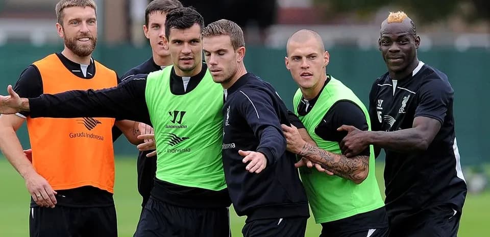 Jugadores de Liverpool en sesión de entrenamiento Jugadores de Liverpool en sesión de entrenamiento