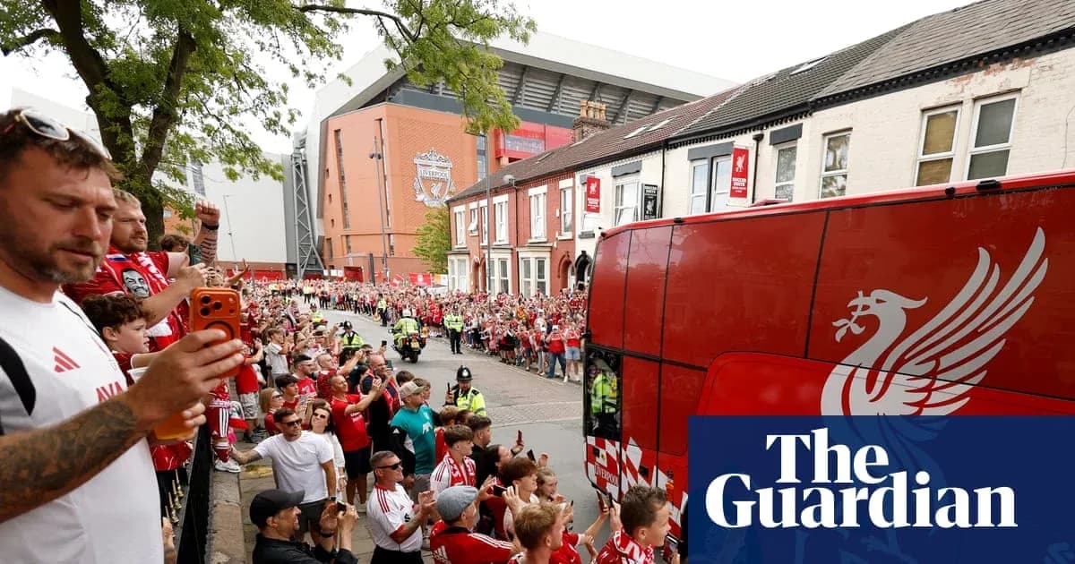 Aficionados de Liverpool saludando el autobús del equipo Aficionados de Liverpool saludando el autobús del equipo
