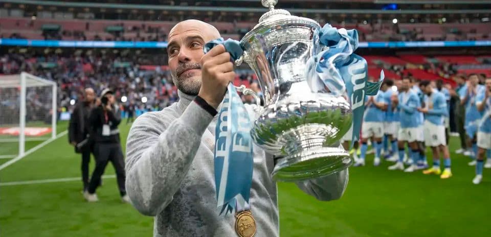 Entrenador sosteniendo el trofeo en Wembley Entrenador sosteniendo el trofeo en Wembley